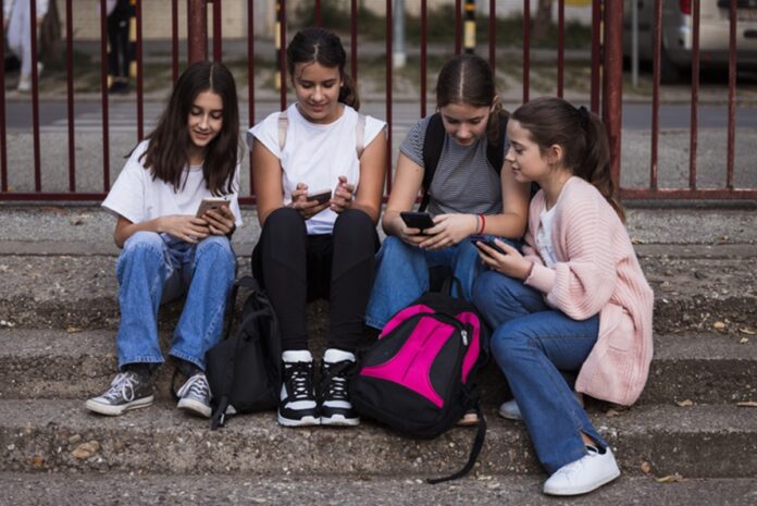 celulares-nas-escolas:-entenda-polemica-e-efeitos-na-saude-mental