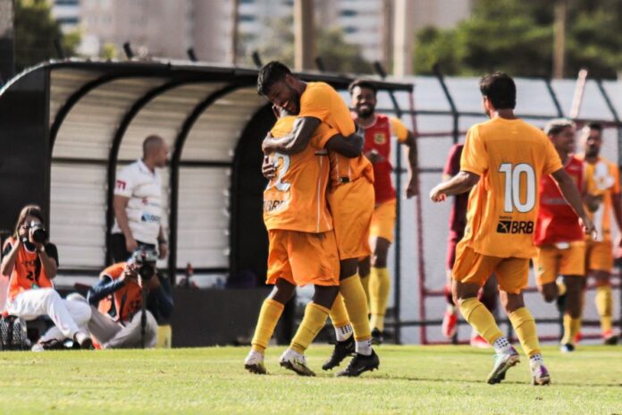com-golaco-de-falta,-brasiliense-vence-o-ceilandia-e-volta-a-lideranca