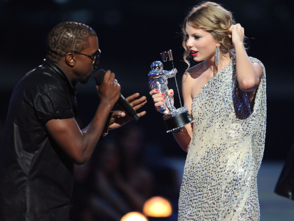 perseguicao?-kanye-west-comeca-a-seguir-taylor-swift-um-dia-antes-do-grammy
