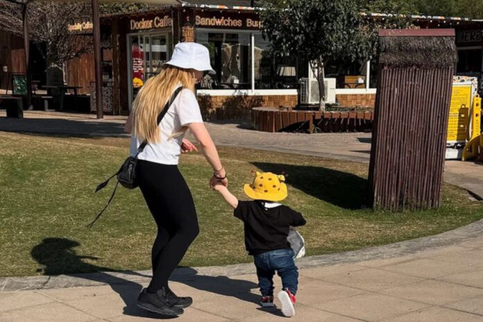lindsay-lohan-mostra-como-o-filho-esta-grande-em-fotos-raras