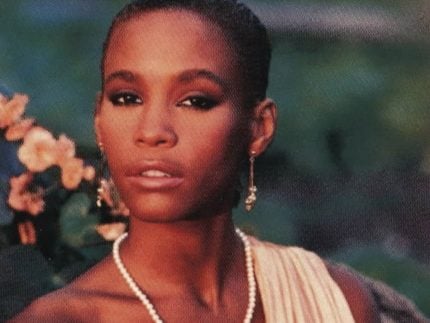 relembre-os-altos-e-baixos-da-ilustre-carreira-de-whitney-houston,-40-anos-apos-1°-disco