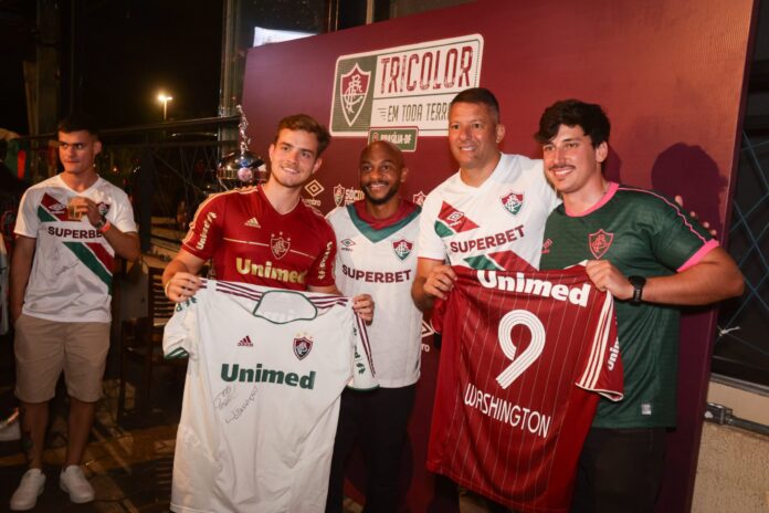 antes-de-classico,-idolos-do-fluminense-fazem-a-festa-de-torcida-no-df