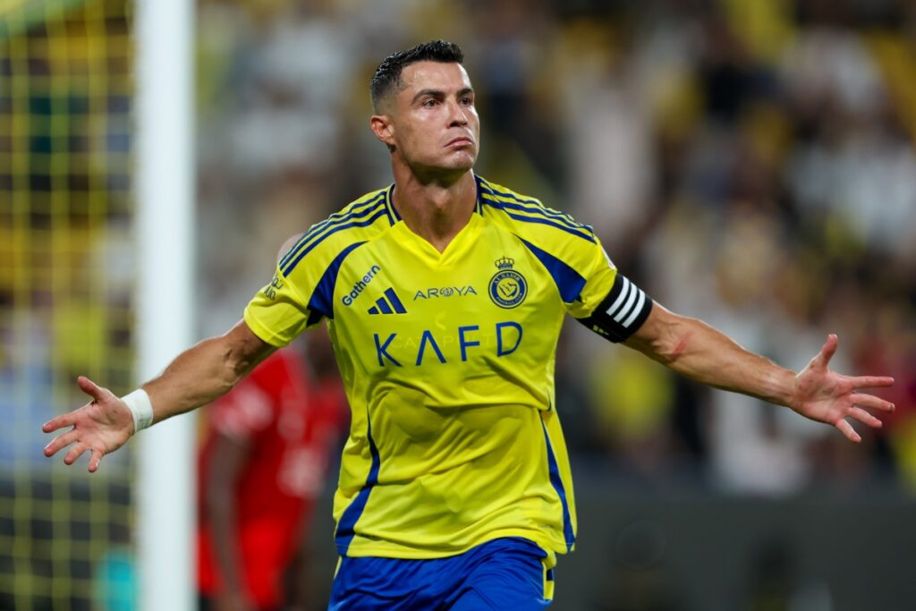 video:-cristiano-ronaldo-ganha-bolo-de-aniversario-do-al-nassr