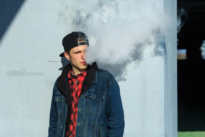 pessoas-que-usam-vape-correm-maior-risco-de-ter-caries,-diz-estudo