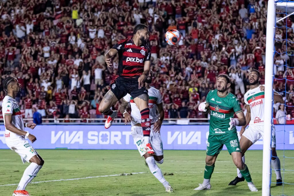 apos-titulo-da-supercopa,-flamengo-goleia-portuguesa-e-lidera-carioca
