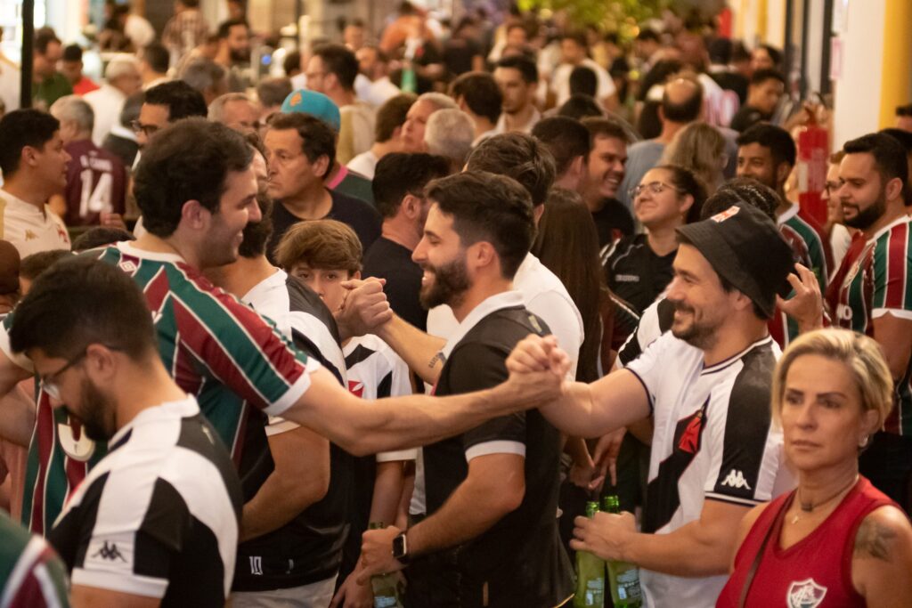 torcidas-de-vasco-e-fluminense-fazem-a-festa-antes-de-classico-no-df