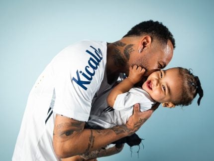mavie-rouba-a-cena-na-reestreia-de-neymar-no-santos-e-encanta-torcedores