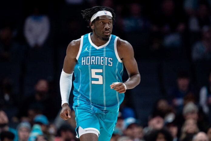 lakers-fecham-troca-por-pivo-mark-williams,-do-charlotte-hornets
