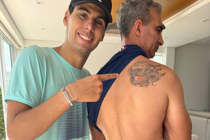 preparador-fisico-de-bortoleto-tatua-piloto-apos-entrada-na-formula-1