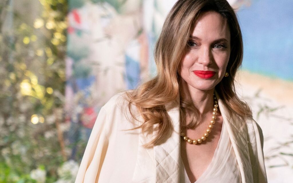 angelina-jolie-homenageia-a-falecida-mae-em-festival-de-cinema