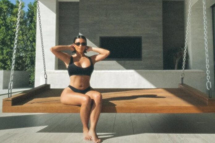 kim-kardashian-arrasa-com-look-de-cabelo-curto-em-gala-beneficente