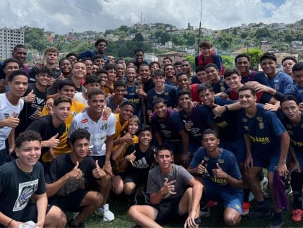 neymar-jr.-visita-a-base-do-santos-a-convite-do-idolo-e-dirigente-leo-bastos