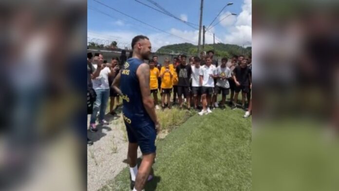 video:-neymar-visita-base-do-santos-antes-de-jogo-contra-novorizontino