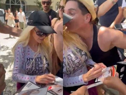 fa-beija-christina-aguilera-durante-sessao-de-autografos-e-e-criticado-por-internautas