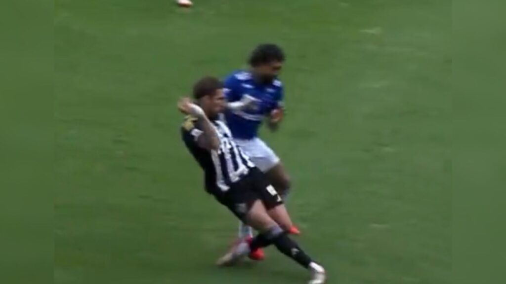video:-gabigol-e-expulso-por-cotovelada-em-lyanco,-do-galo