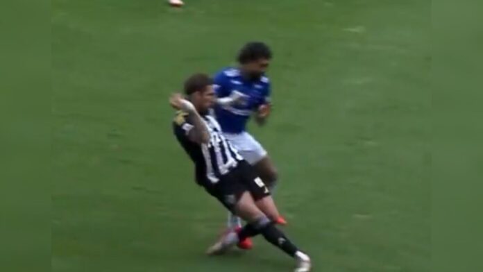 video:-gabigol-e-expulso-por-cotovelada-em-lyanco,-do-galo