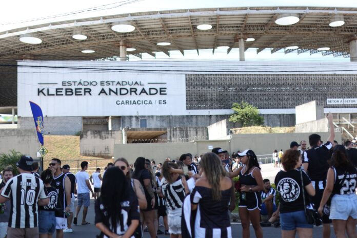 torcida-do-botafogo-marca-presenca-em-jogo-com-madureira-em-cariacica