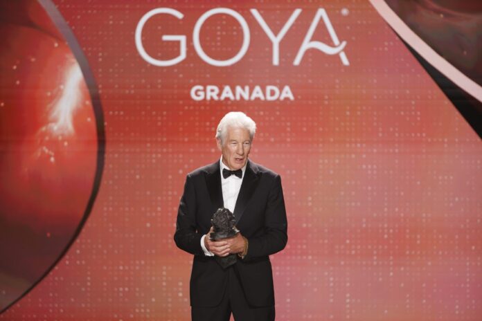 richard-gere-detona-donald-trump-ao-receber-premio:-“um-bandido”