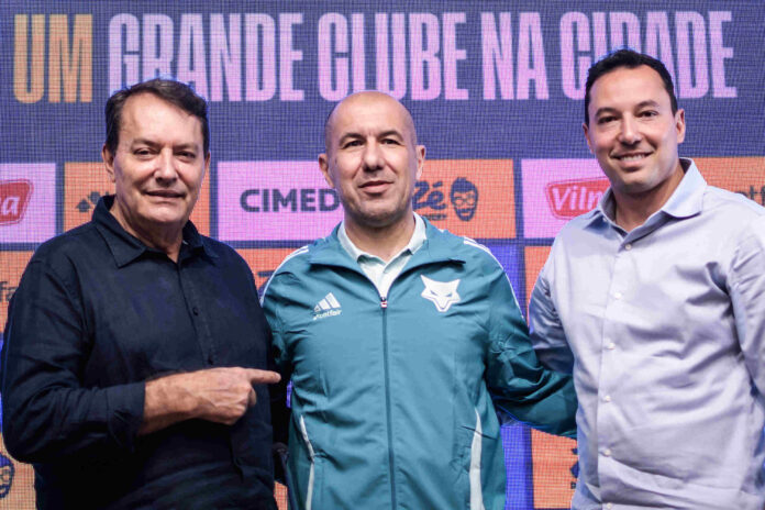 tecnico-leonardo-jardim-e-apresentado-no-cruzeiro