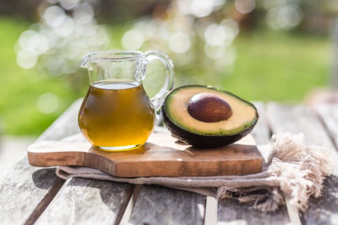 oleo-de-abacate:-saiba-os-beneficios-e-as-melhores-formas-de-consumo