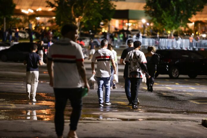 torcedores-chegam-para-acompanhar-sao-paulo-e-inter-de-limeira-no-df