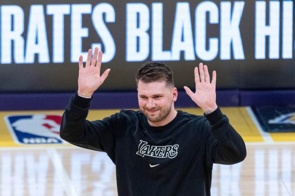 lakers-ira-distribuir-camisas-com-o-nome-de-doncic-em-sua-estreia