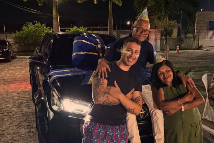 carlinhos-maia-presenteia-o-pai-com-carro-de-luxo;-veja