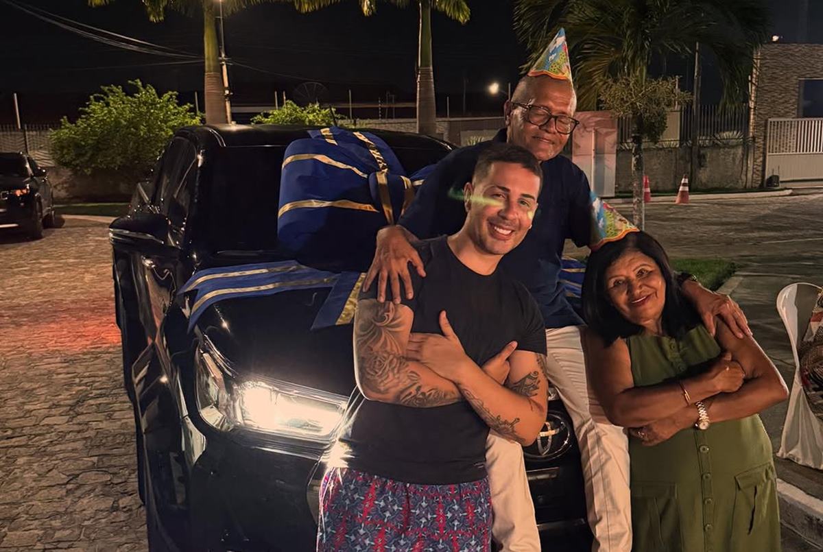 carlinhos-maia-presenteia-o-pai-com-carro-de-luxo;-veja