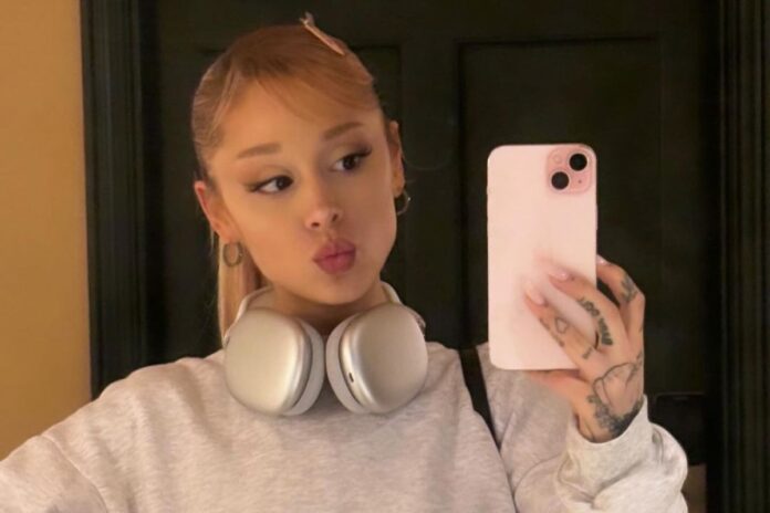 ariana-grande-‘forcou’-seus-pais-a-superarem-o-divorcio-e-se-tornarem-amigos