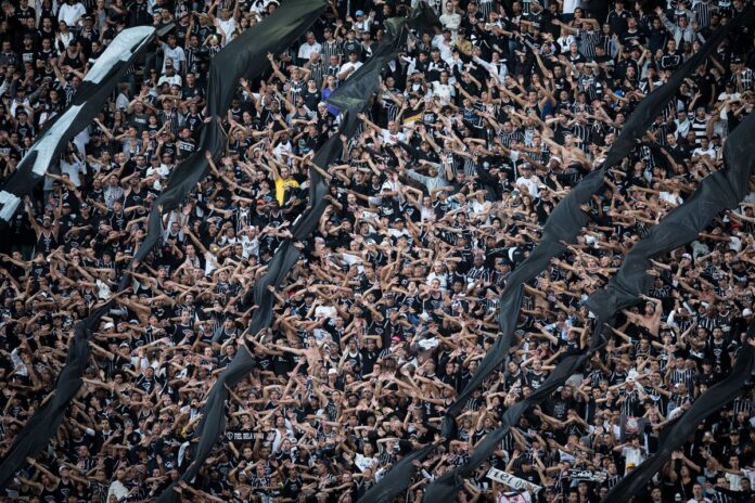 metropoles-leva-torcida-do-corinthians-de-volta-ao-pacaembu-apos-11-anos