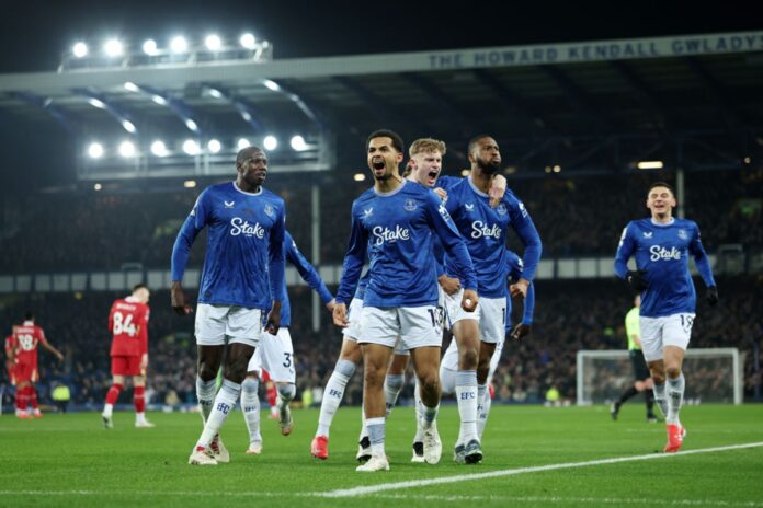 video:-everton-arranca-empate-com-liverpool-e-torcida-invade-campo