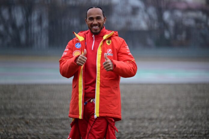 video:-hamilton-fala-em-italiano-e-e-aplaudido-por-colegas-da-ferrari
