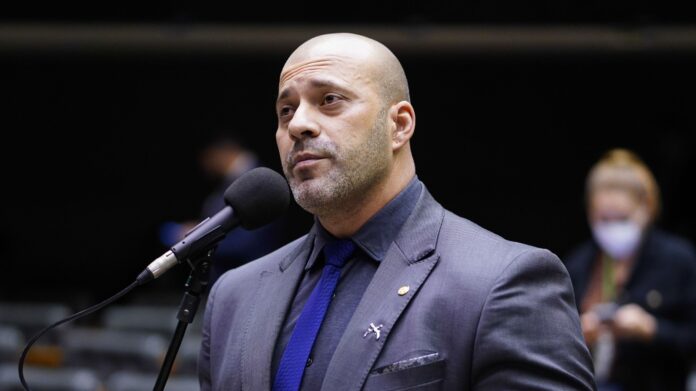 moraes-autoriza-daniel-silveira-a-retornar-ao-semiaberto,-mas-nega-indulto