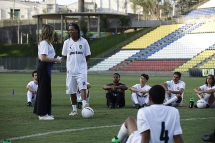 ronaldinho-gaucho-lanca-manual-do-bruxo-para-resgatar-a-magia-do-futebol