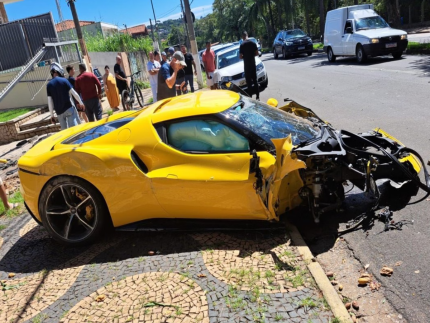 que-prejuizo!-manobrista-perde-o-controle-e-bate-ferrari-de-r$-3,2-milhoes-em-sp