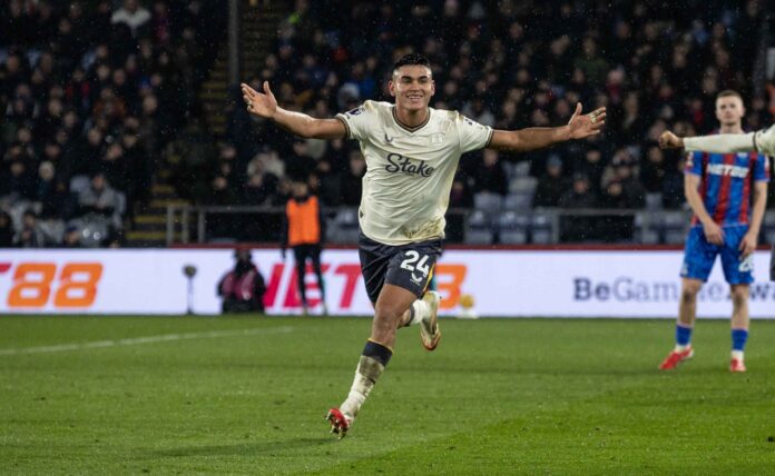 video:-alcaraz-marca-gol-e-da-assistencia-em-sua-estreia-pelo-everton