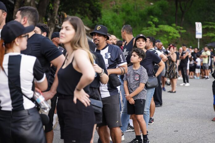 torcida-comparece-ao-pacaembu-para-acompanhar-portuguesa-e-corinthians