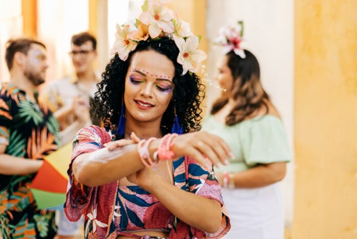 carnaval:-saiba-como-proteger-a-pele-dos-raios-solares-durante-a-folia