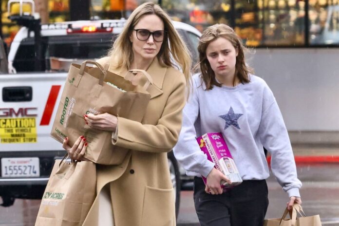 angelina-jolie-e-flagrada-indo-as-compras-com-vivienne