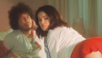 selena-gomez-e-gracie-abrams-aparecem-juntas-em-video-e-fas-especulam-feat