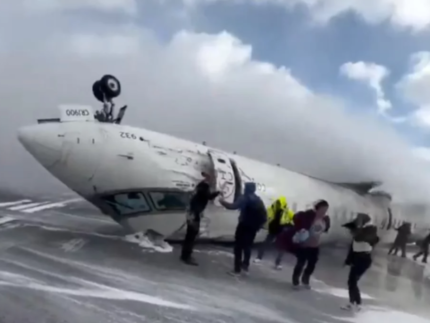 videos-mostram-desespero-de-passageiros-ao-evacuar-aviao-que-capotou-no-canada