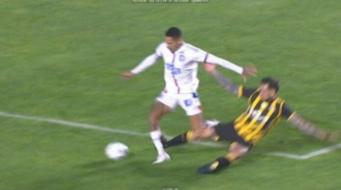 jogador-e-expulso-apos-falta-violenta-em-lateral-do-bahia.-assista