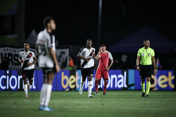 carille-celebra-goleada-do-vasco:-“tivemos-que-controlar-o-emocional”