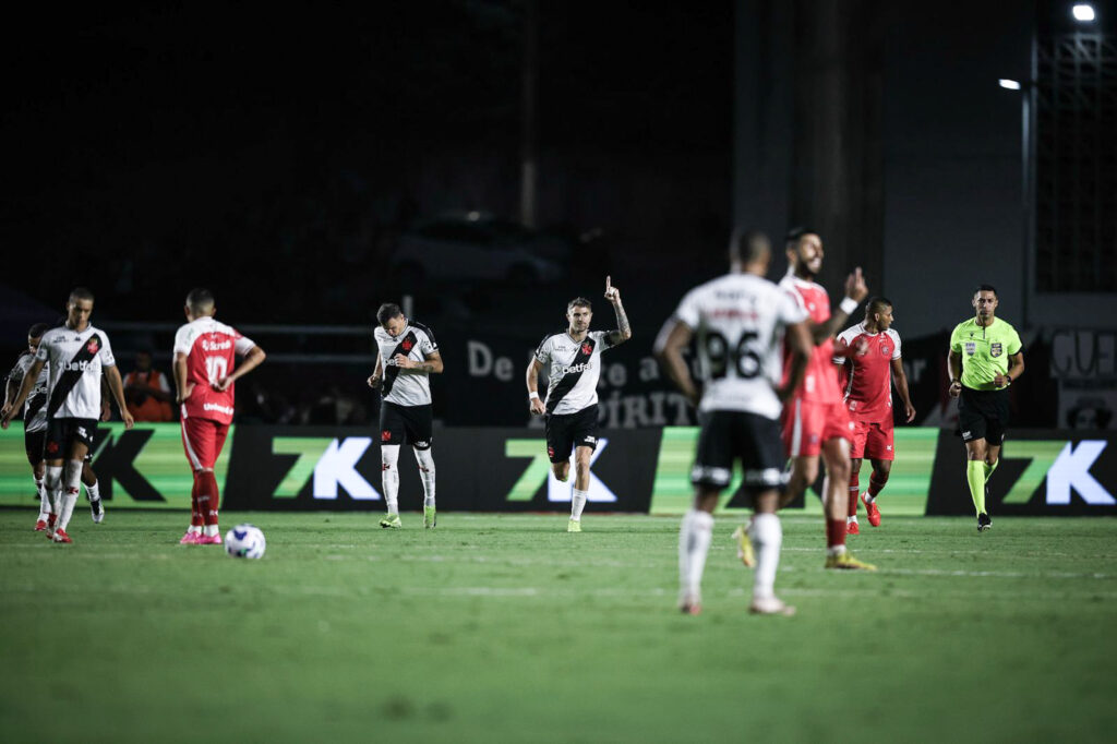 em-jogao-em-cariacica,-vasco-goleia-uniao-mt-e-segue-na-copa-do-brasil