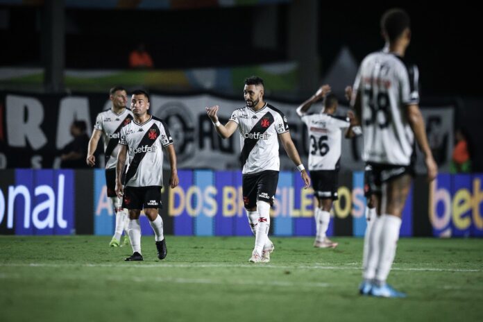 torcida-do-vasco-faz-a-festa-no-kleber-andrade-em-jogao-com-o-uniao-mt