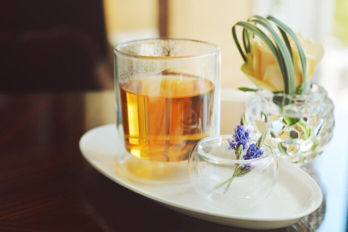 cha-de-lavanda:-saiba-quais-sao-os-beneficios-e-como-consumir