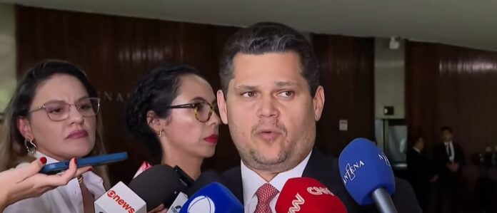 e-uma-coisa-que-eu-nao-gostaria-de-polemizar,-diz-alcolumbre-sobre-denuncia