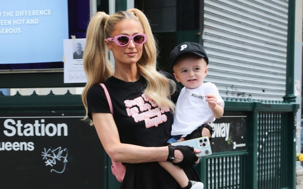 paris-hilton-cai-na-gargalhada-com-o-primeiro-palavrao-do-filho