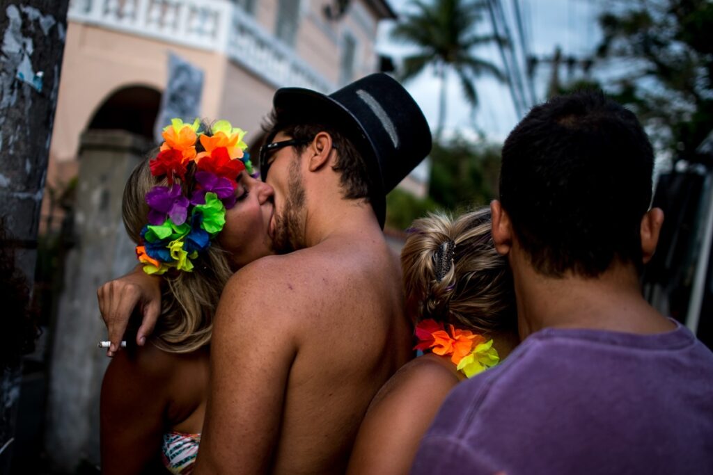 vai-beijar-na-boca-no-carnaval?-saiba-como-se-proteger-na-folia