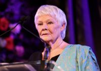 judi-dench-revela-que-perdeu-a-voz-por-2-dias-apos-susto-com-cobra-no-palco